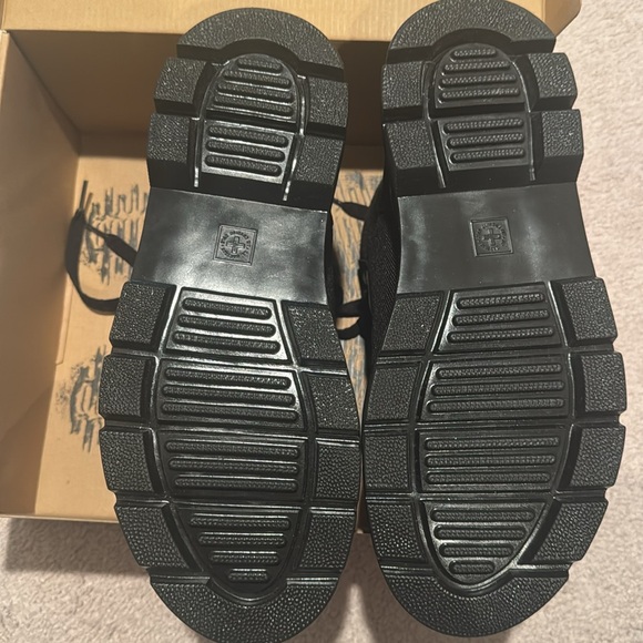 Dr. Martens Airwave Boots - Picture 9 of 11